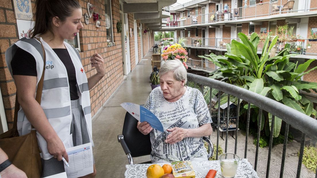 Het Rode Kruis informeert ouderen over het Hitteplan, archiefbeeld