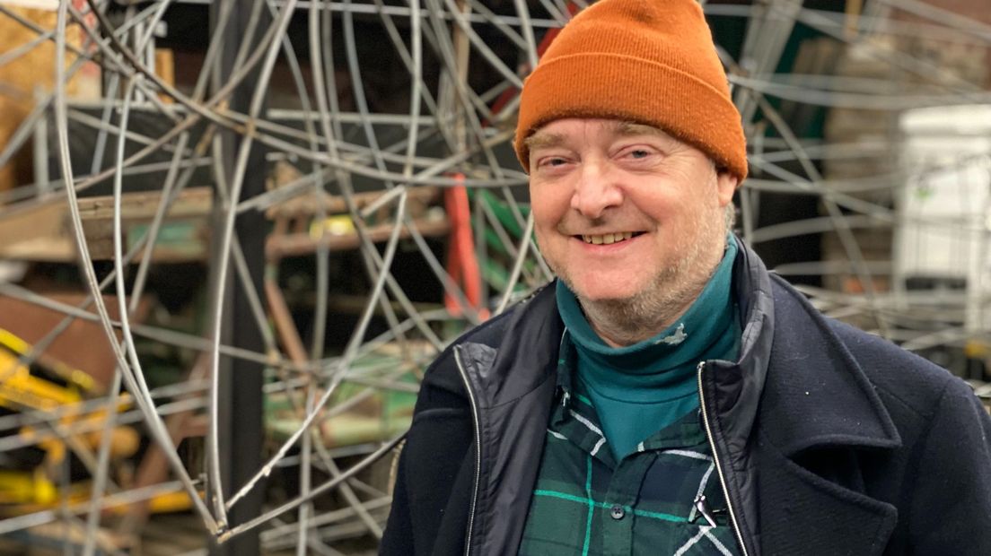 André Groeneveld van het Zuiderzeemuseum voor het geraamte van de Venose vissersbotter