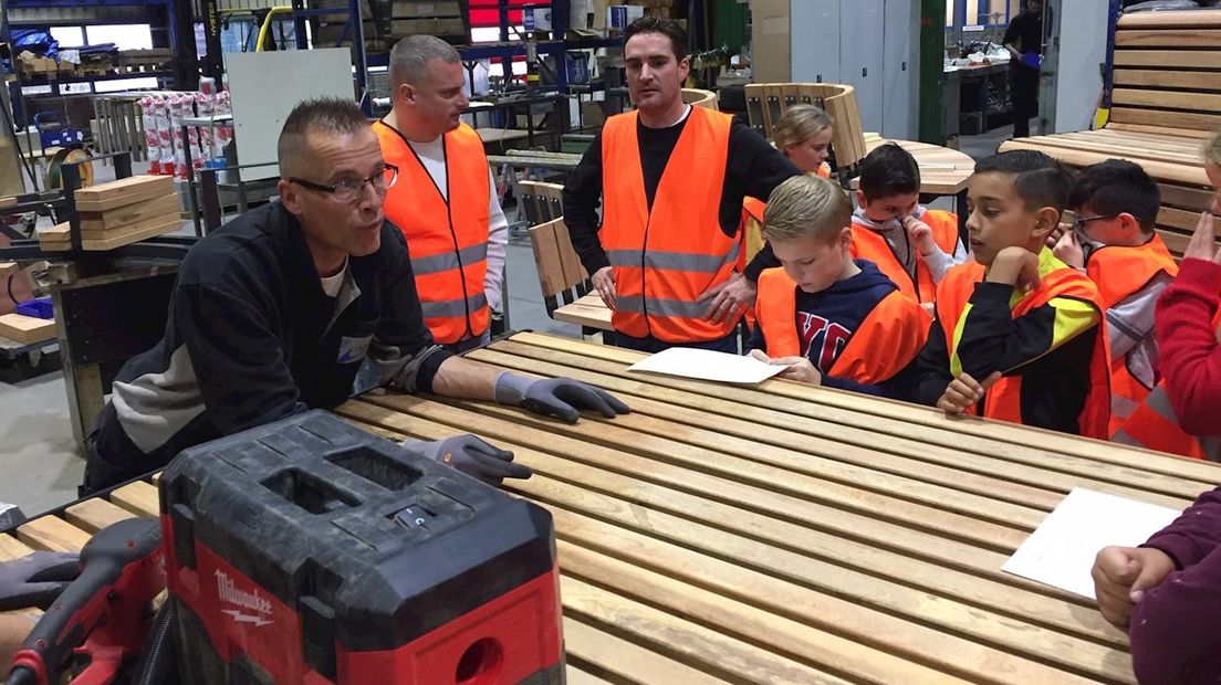 Leerlingen van De Huve op bezoek bij Falco Vriezenveen