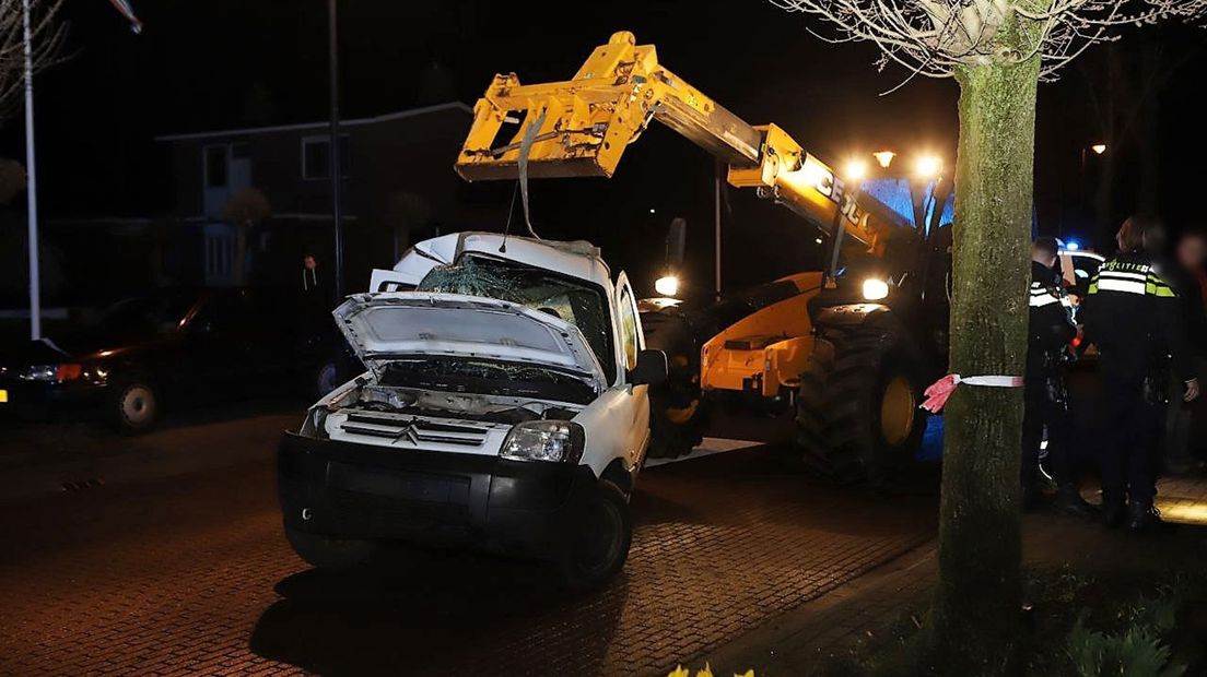 Omstanders wilden de bestelbus wegslepen met een verreiker