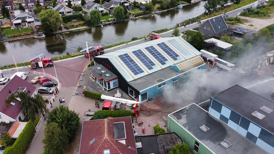 De brand vanuit de lucht gezien