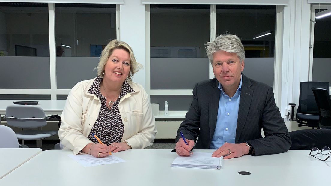 Wethouder Jongman en Ab van der Schans van het NCG ondertekenden voorafgaande aan de bewonersbijeenkomst een intentieverklaring