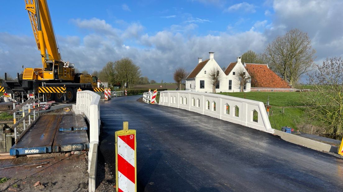 De karakteristieke brug met witte leuningen bij Aduarderzijl