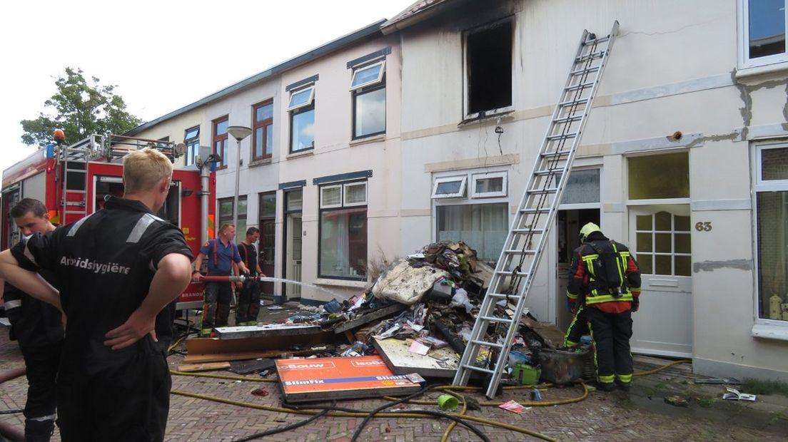 Brandweermannen blussen een gebouw aan de Alphense Oranjestraat