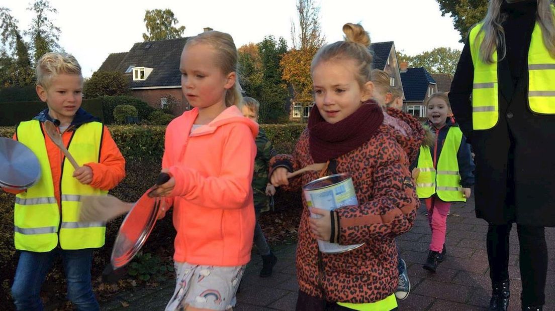 Geen dichte school, maar scholieren Nieuwleusen trekken aandacht met 'lawaaioptocht'