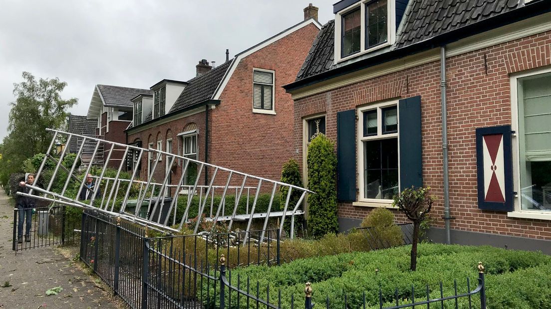 De steiger belandde in de tuin van de buren.