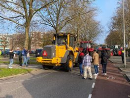 Tientallen boeren staan bij gemeentehuis Zwolle voor gesprek met burgemeester