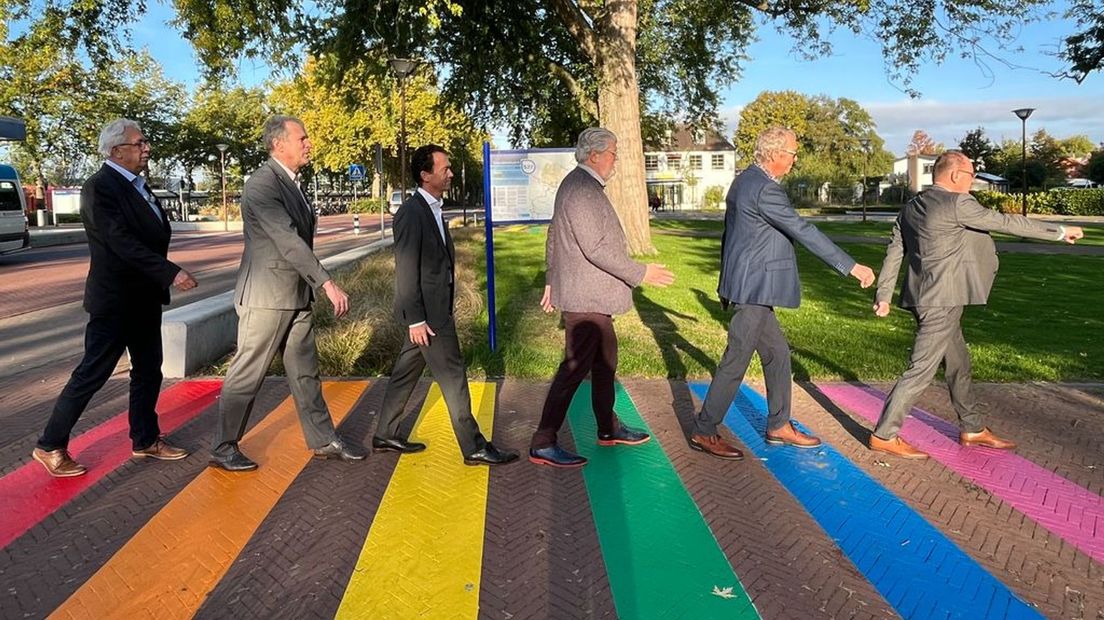 Zevenaar 'viert de liefde' met regenboogzebrapad