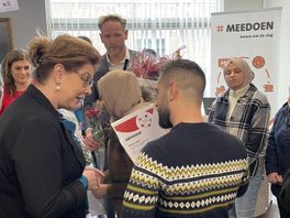 Bewoners azc Sneek krijgen vrijwilligerscertificaat: "Het begin van een toekomst in Nederland"