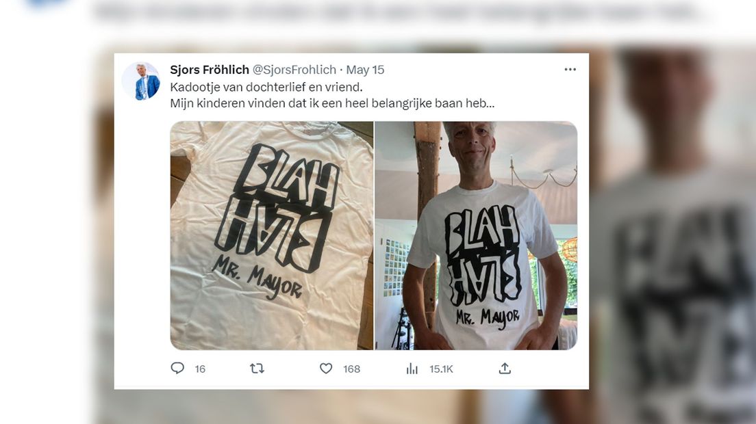 Burgemeester Frölich laat een T-shirt zien