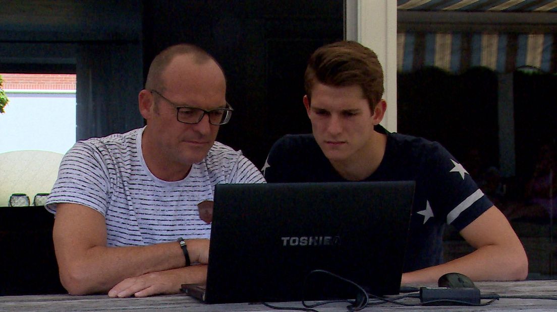Brian van Hoorn kijkt samen met vader Erwin terug naar de wedstrijd