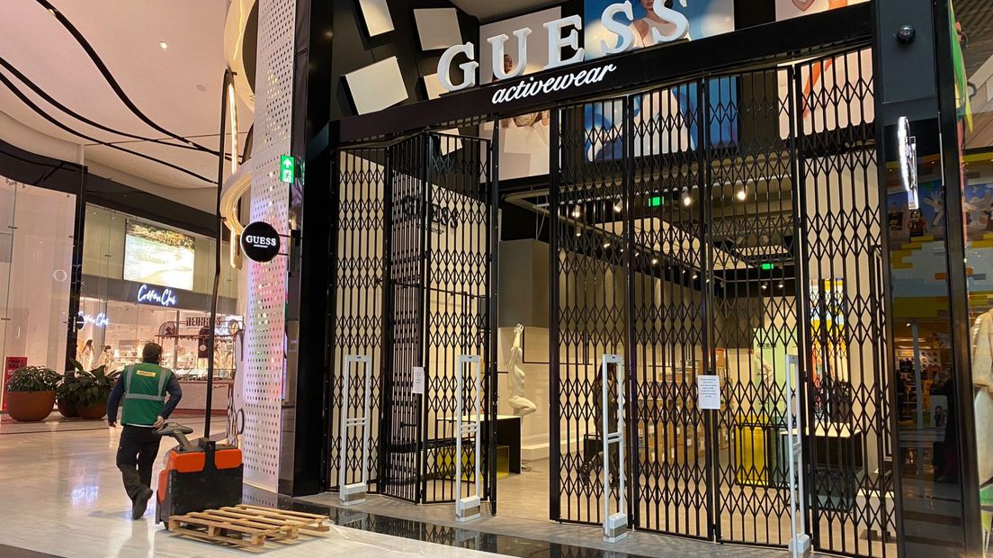 Een van de twee Guess-winkels is al leeggehaald