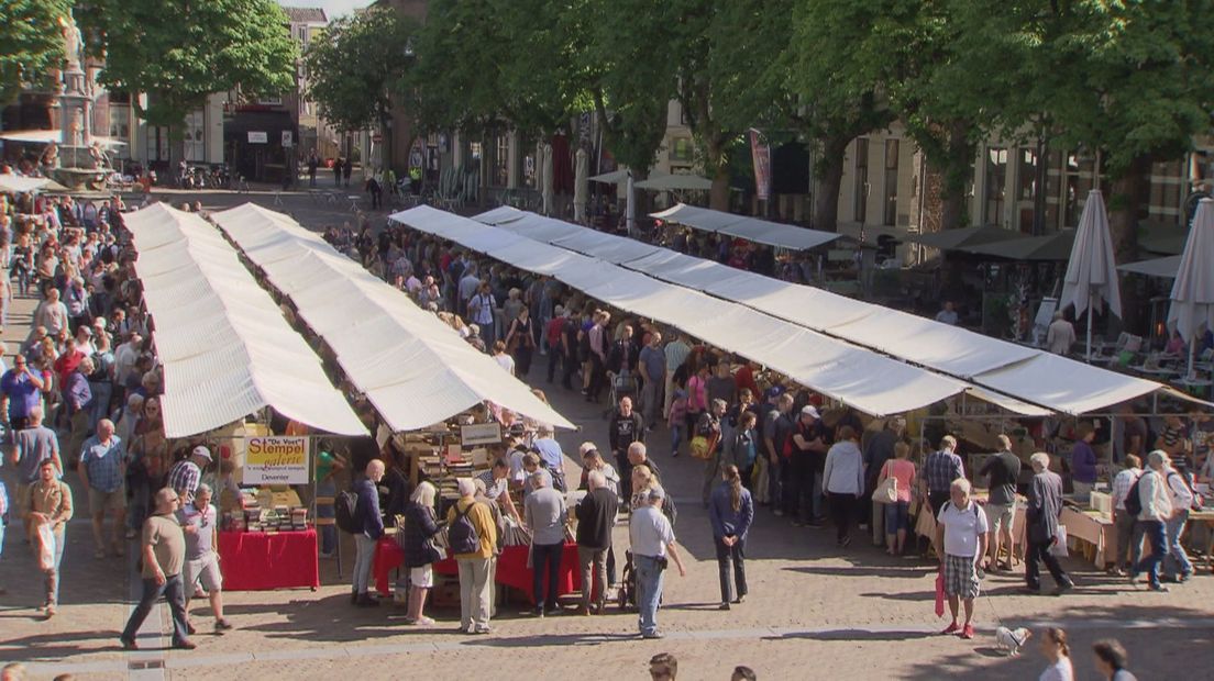 De boekenmarkt op de Brink in Deventer
