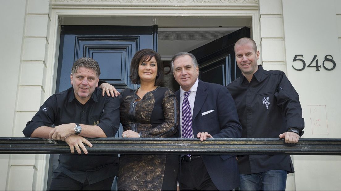 Jonnie en Thérèse, Roberto Payer en Sidney Schutte op bordes van het Waldorf