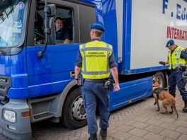 Verstopt onder een stapel kleren wilde hij Engeland bereiken, maar vlak voor de grens gaat het mis