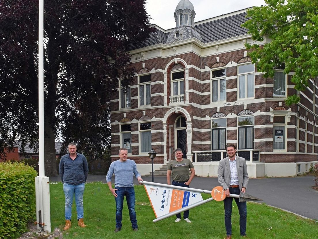 Villa Maria in Smilde verkocht, vlnr: Meine Timmermans, Jeroen Snijder, Wim Timmermans en wethouder Erjen Derks (Rechten: Gemeente Midden-Drenthe)