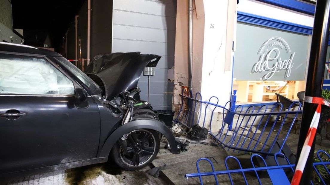 Auto rijdt tegen zijgevel van bakkerij De Greef.