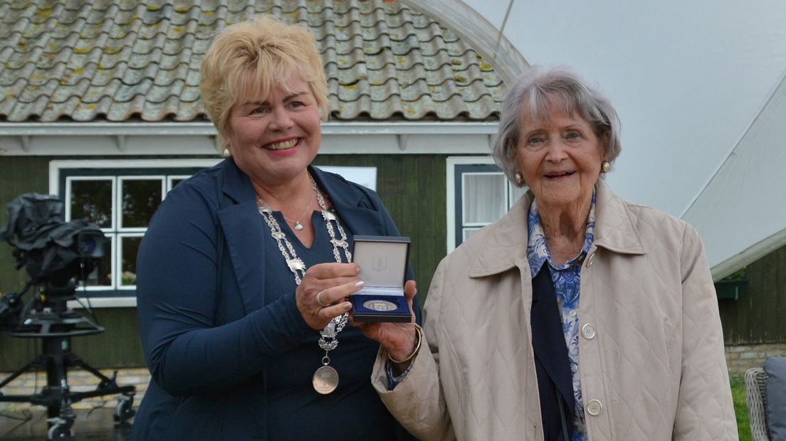 Burgemeester Ineke van Gent en verzetsheldin Joke Folmer