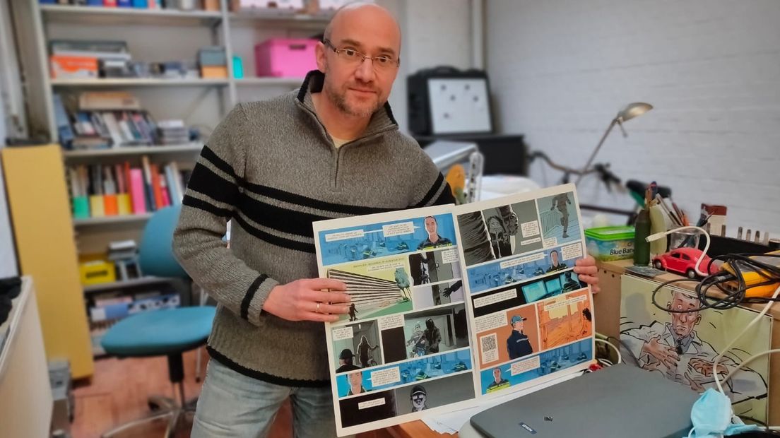 Stripuitgever Seb van der Kaaden met de tekeningen van Anco Dijkman en Meinte Strikwerda