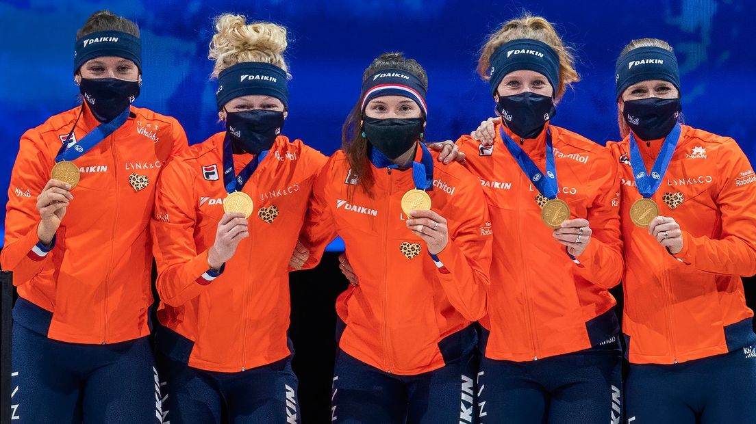 Selma Poutsma (midden) schittert met het WK-goud op het podium