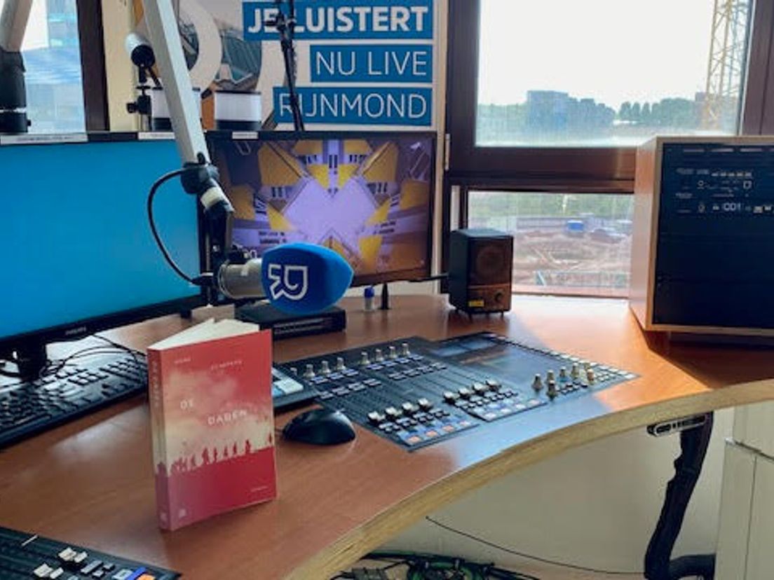 In de studio van Radio Rijnmond vertelt Anne Schepers over haar debuutroman De daden
