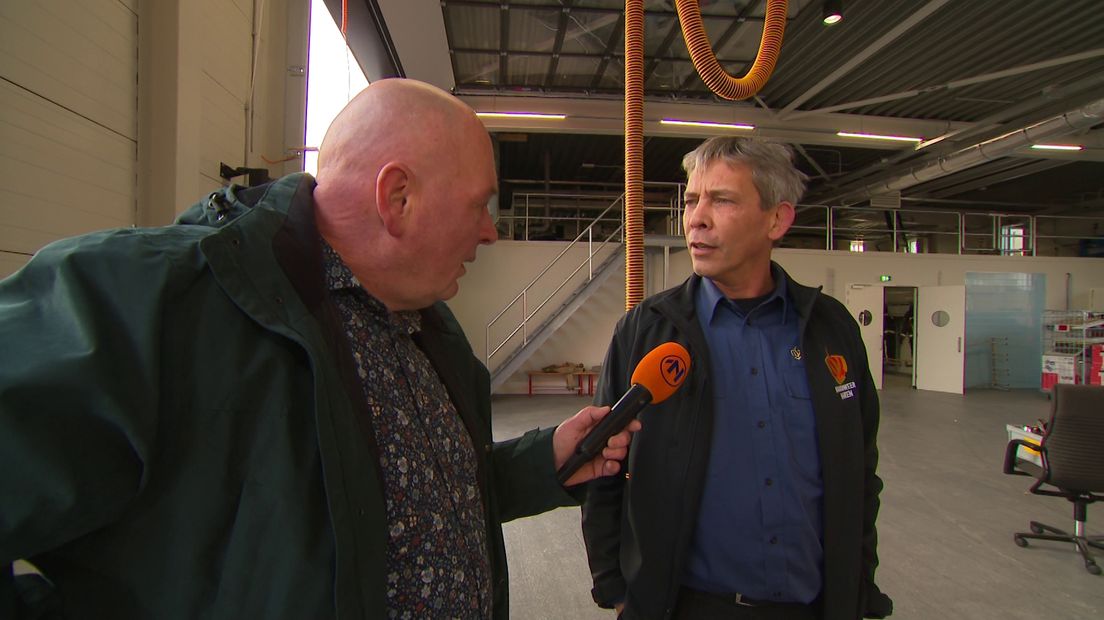 Ronald Niemeijer in gesprek met ploegbaas Erik Hartlief van de Harense brandweer