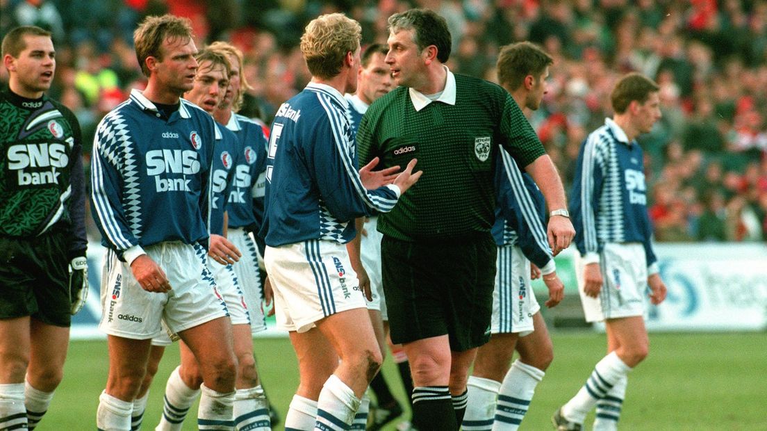 Mario van der Ende in discussie met de spelers van FC Twente, 26 december 1995