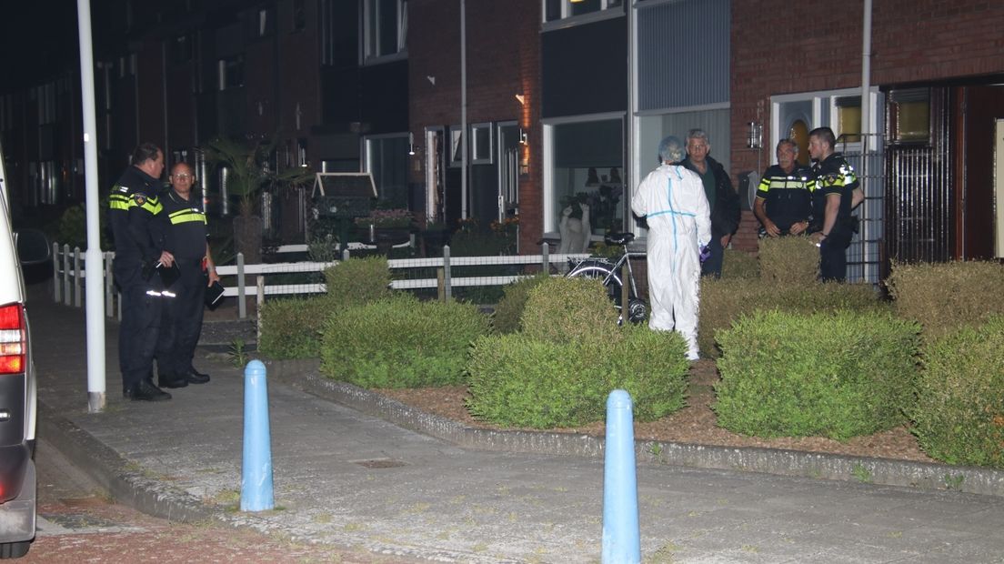De politie verricht sporenonderzoek om de doodsoorzaak te achterhalen