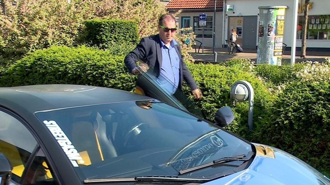 Ondernemer Salaar Azimi uit Aardenburg stapt uit sportauto
