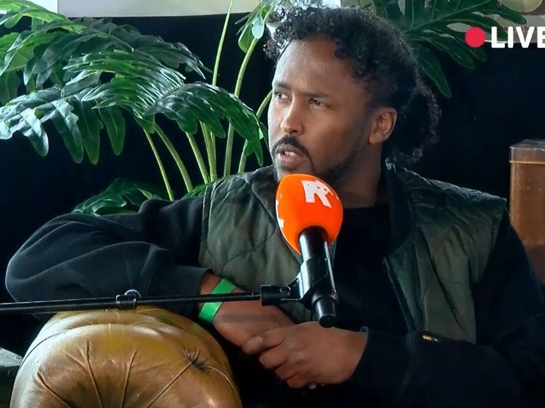 Malique Mohamud in gesprek over de betekenis van 5 mei tijdens Radio Freedom in de Euromast