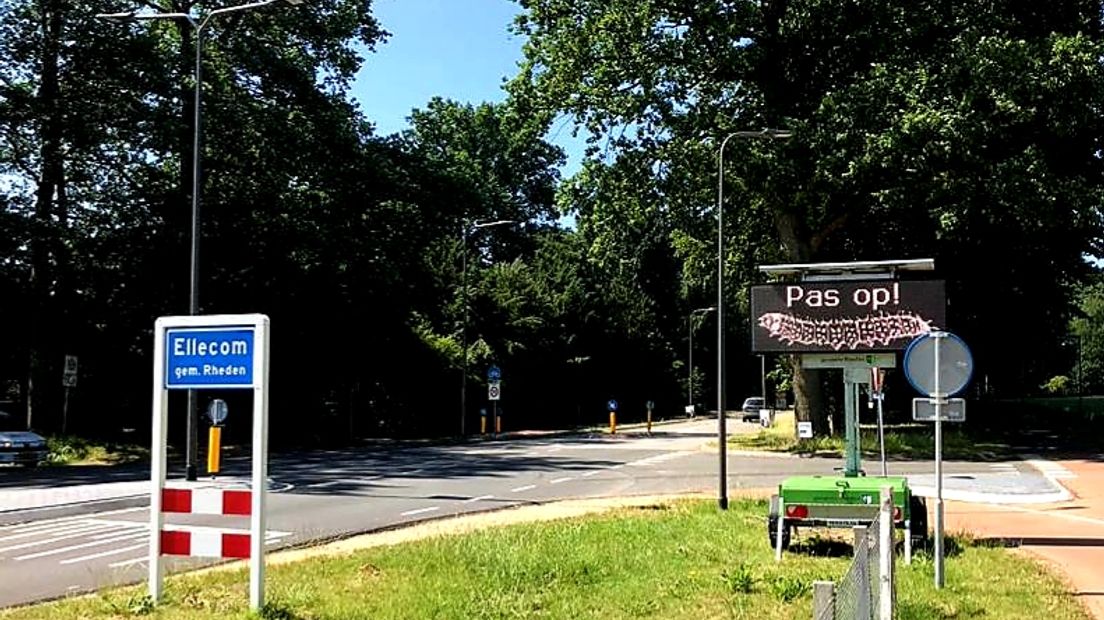 Een bord waarschuwt voorbijgangers in Ellecom voor de rupsen.