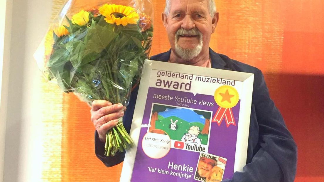 Henk Leeuwis met award en bos bloemen