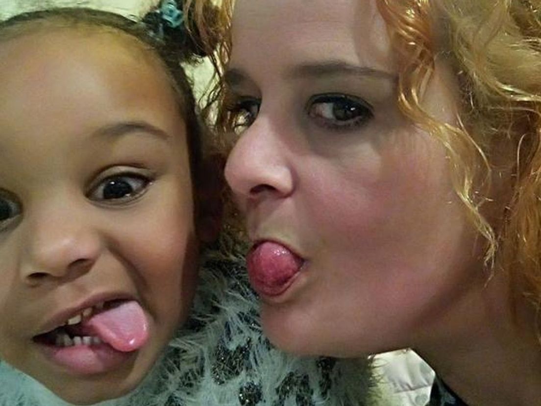 Monja en haar dochter (oude foto).