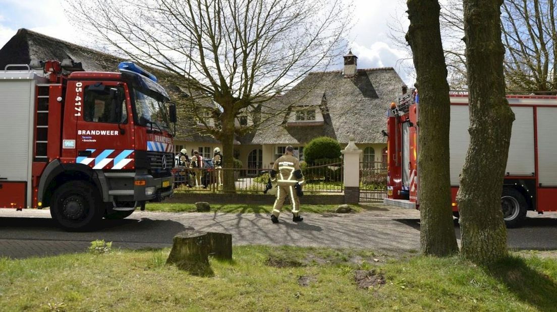 Brandweer controleert zwembad in woning