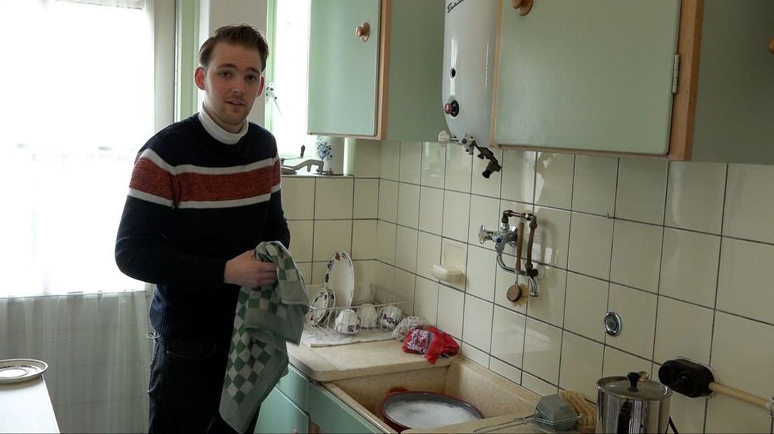 De 24-jarige Jeffrey Koerhuis in de keuken van zijn museumwoning.