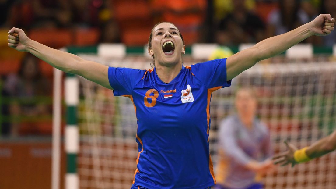 het Nederlands damesteam met Lois Abbingh is het EK handbal goed begonnen met een zege op Hongarije.