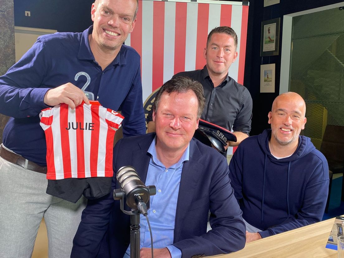 Presentator Frank Stout met Leonard Geluk, Anton Slotboom en Ruud van Os
