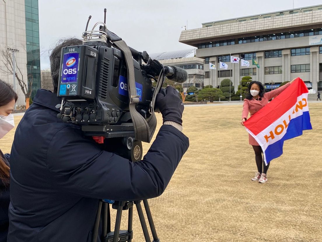 In haar zoektocht weet Mischa de aandacht van de media te trekken