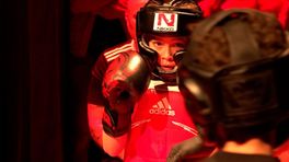 Knokken voor het goede doel op kickboksgala