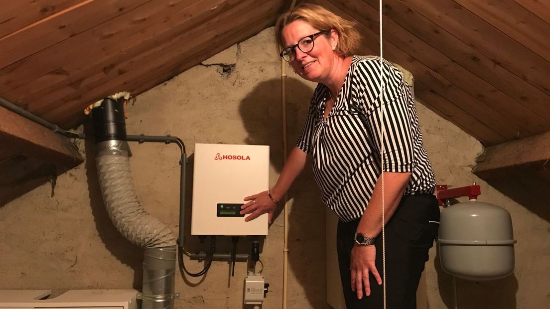 Gerda Zwiers kwam er achter dat haar zonnepanelen niet meer werkten toen ze de zolder opruimde (Rechten: Serge Vinkenvleugel/RTV Drenthe)