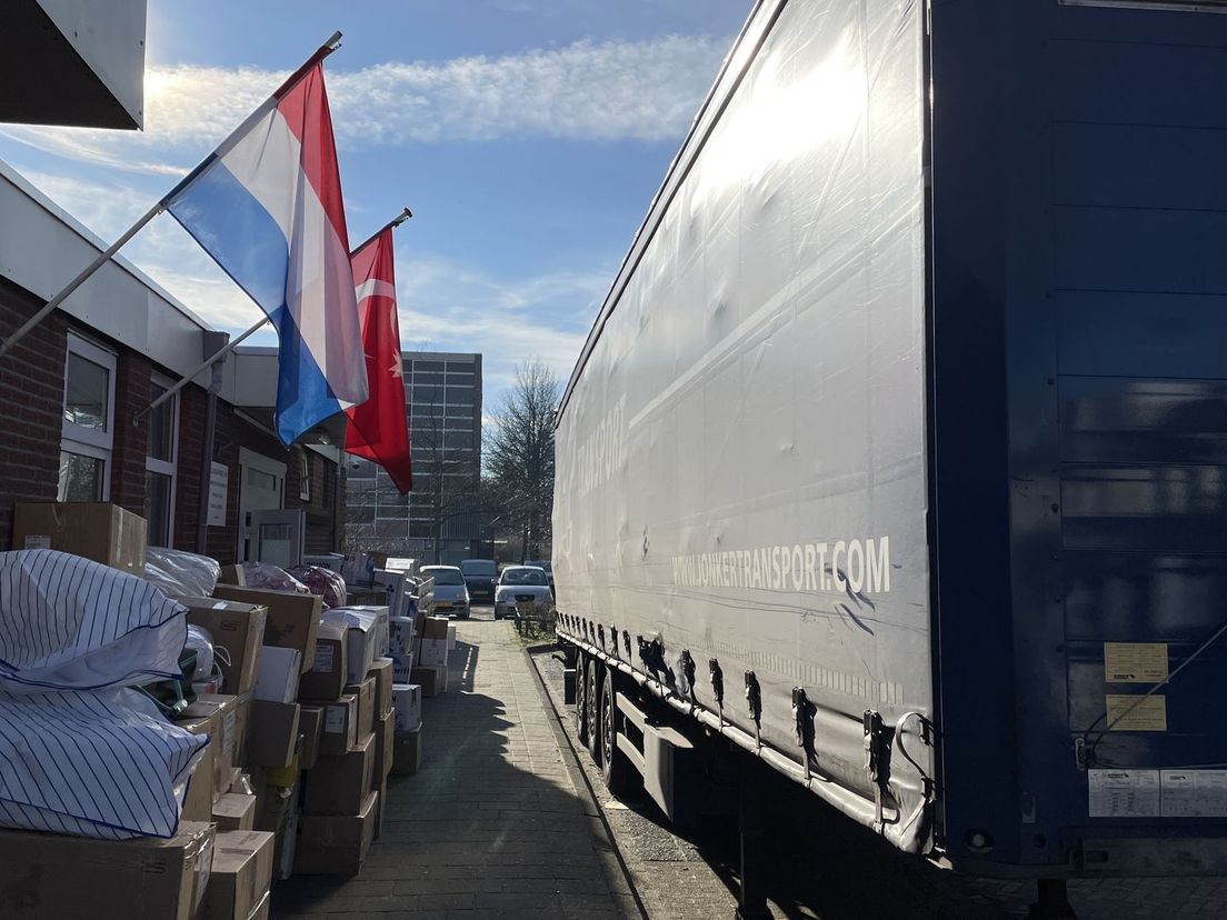 Een volle vrachtwagen in Hoogezand klaar voor vertrek naar Haarlem