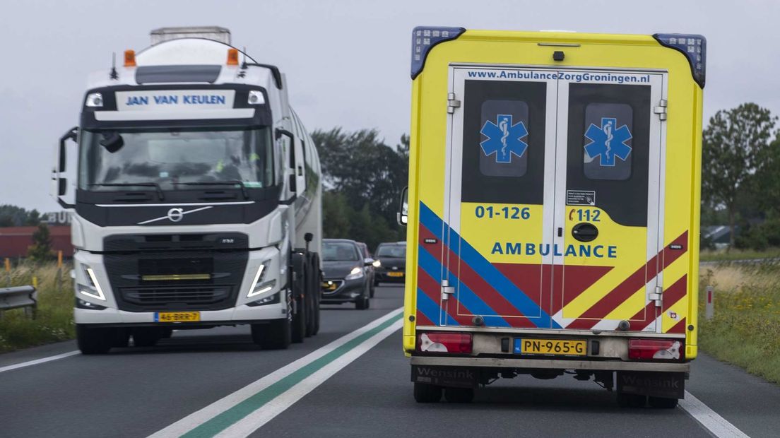 Een ambulance van Ambulance Zorg Groningen onderweg
