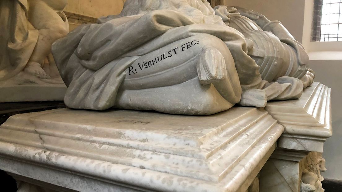 Het grafmonument wordt aangetast door zout.