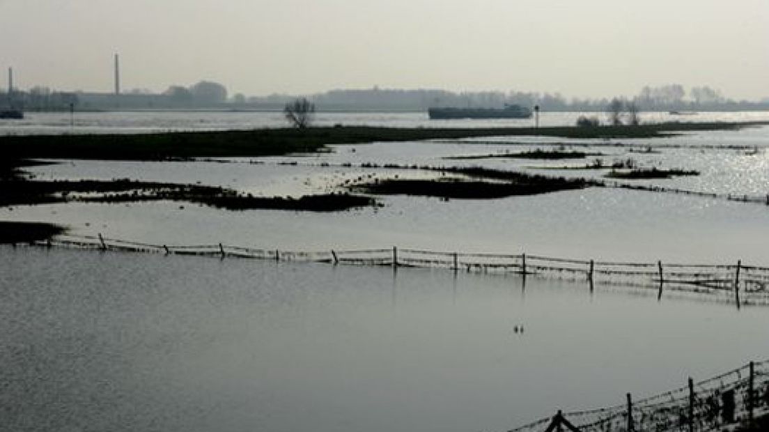 Pijlers spoorbrug Nijmegen extra verstevigd