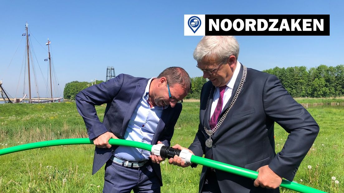 Patrick Brouns (links) geeft de aftrap voor de aanleg van snel internet