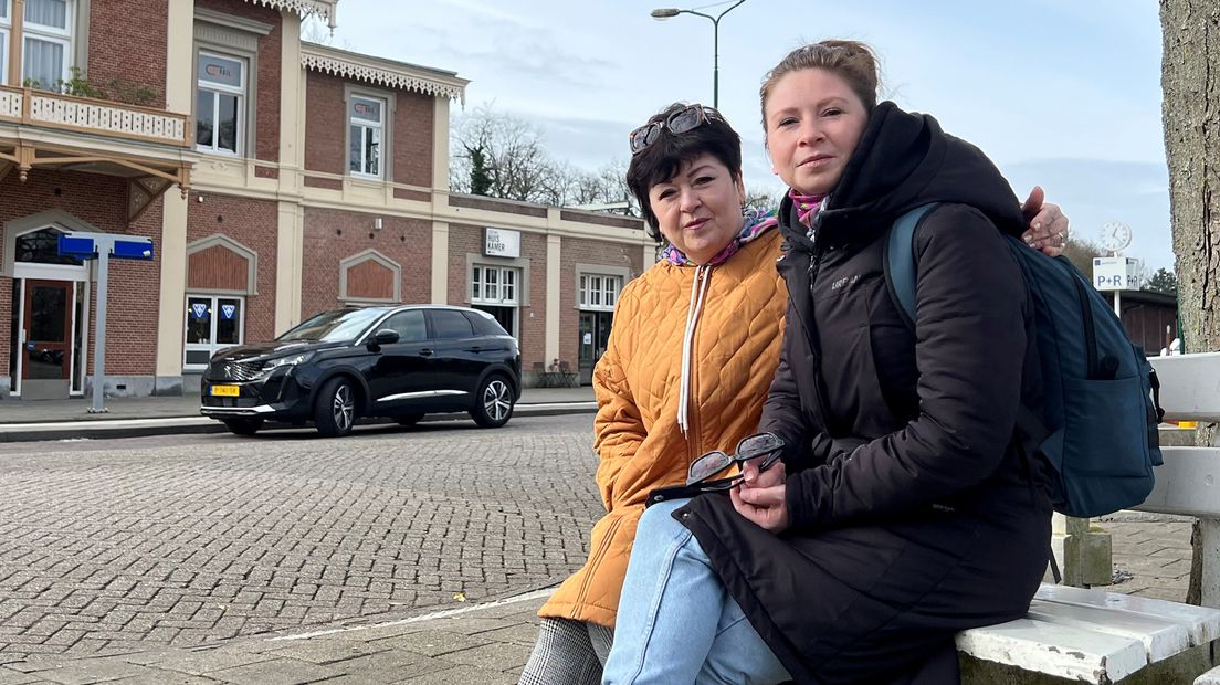 Olena en Tamara bij het treinstation van Baarn.