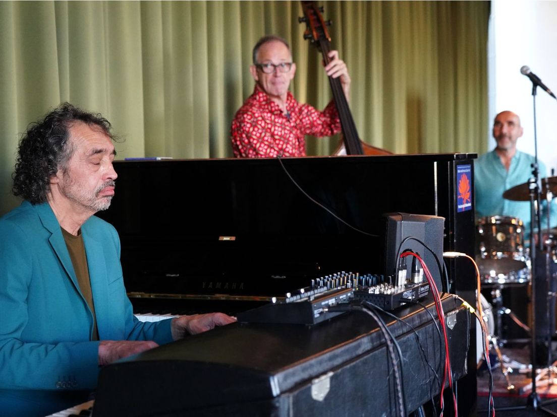 Ed Baatsen, met zijn ogen dicht improviserend op de elektrische piano.