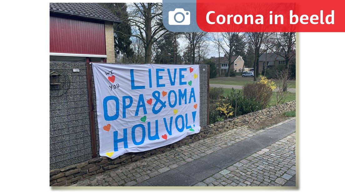 Dit spandoek is gemaakt en opgehangen door kleindochter Marieke bij opa en oma. Opa en oma vinden het een leuke verrassing en kijken er graag naar.