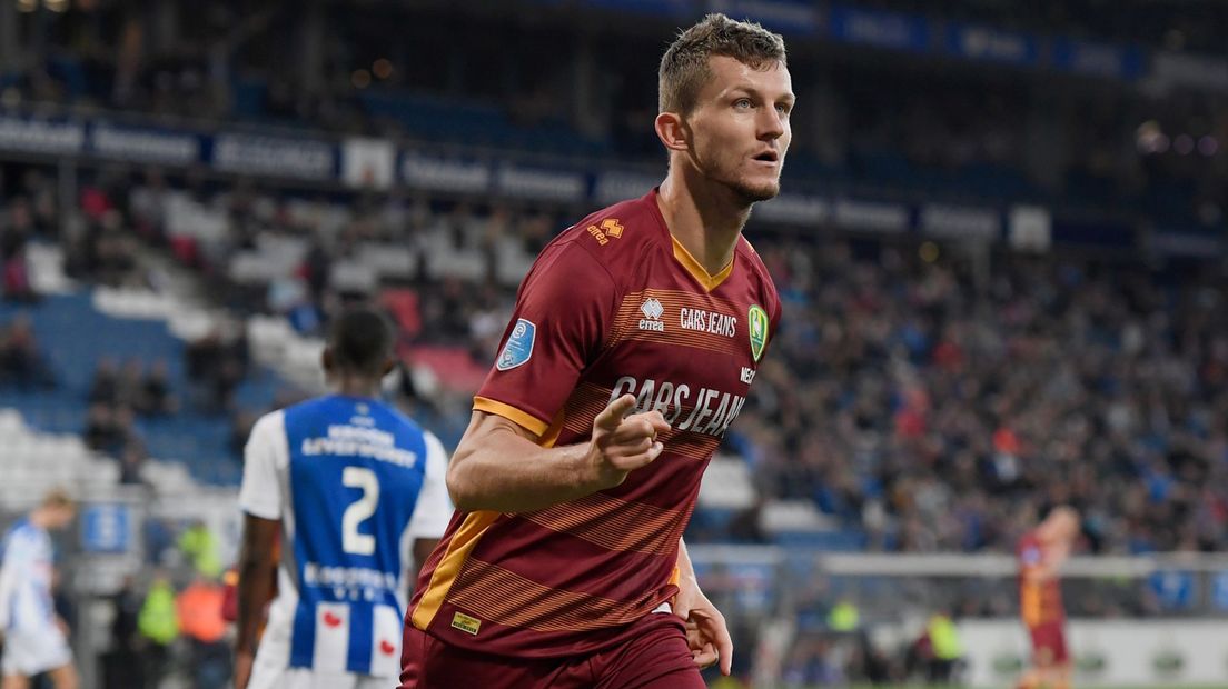 ADO Den Haag-spits Tomas Necid loopt juichend weg