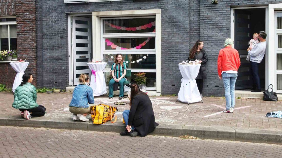 Bij de 'drive-in babyshower' werden op de stoep cadeaus gegeven